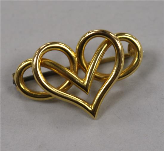 An 18ct gold scrolling heart brooch, with metal pin, 31mm.